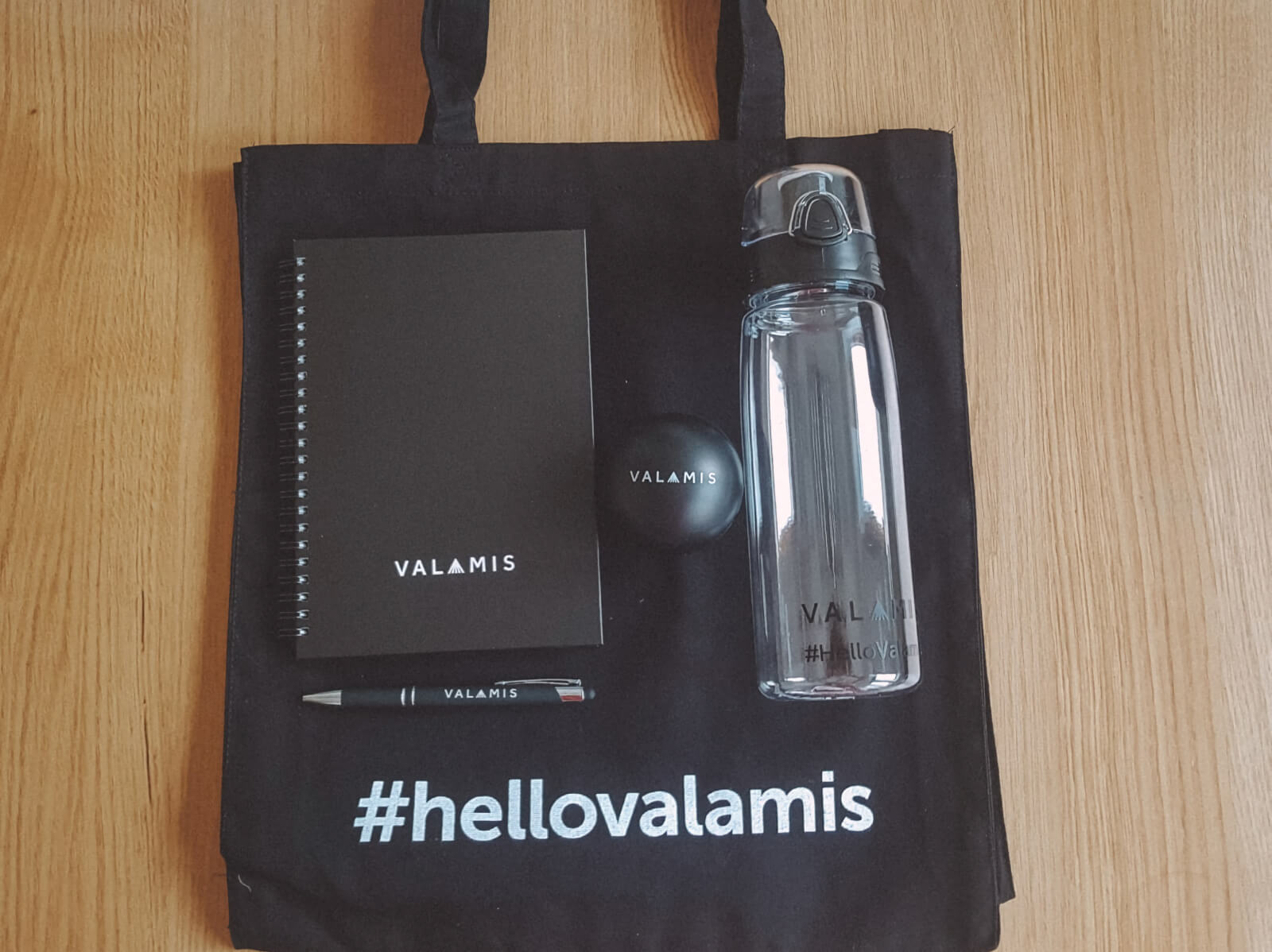26 Best Employee Welcome Kit Ideas: The Ultimate List for HRs